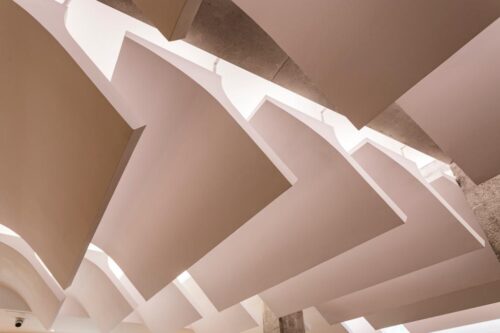 reforma-restaurante-arquitecto-moana-deflectores-hojas-lamas-blancas-techo-pradoviejo