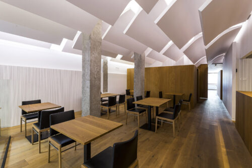 reforma-restaurante-arquitecto-moana-pradoviejo-muebles-madera-hojas-lamas-techo